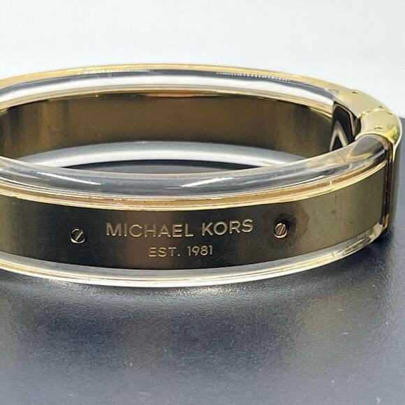 Michael Kors Gold Tone Acetate Acrylic Hinge Logo Plaque Bangle Bracelet MKJ5603 - Picture 1 of 14